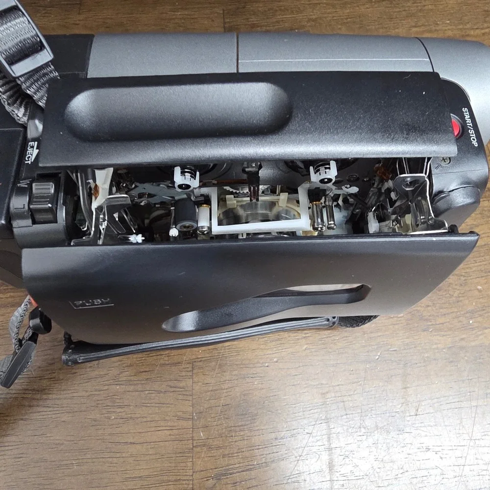Sony Handycam CCD-TRV21 NTSC Video 8 Camcorder Silver 24x Digital Zoom
